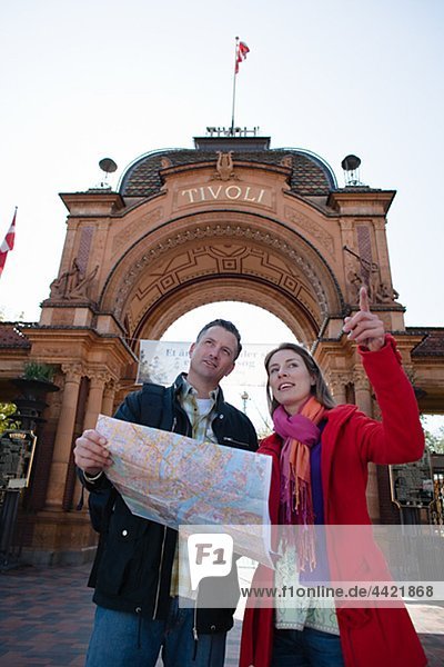 Paar mit Karte Sightseeing in der Nähe von arch