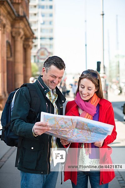 Paar mit Karte Sightseeing in Stadt