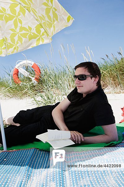 Man entspannen am Strand mit Sonnenbrille