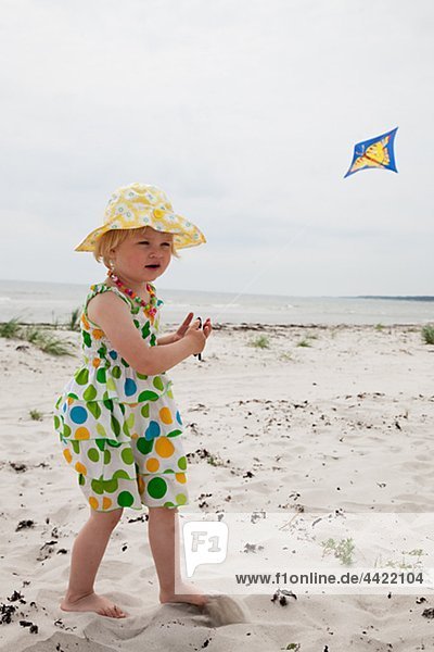 Mädchen flying Kite am Strand