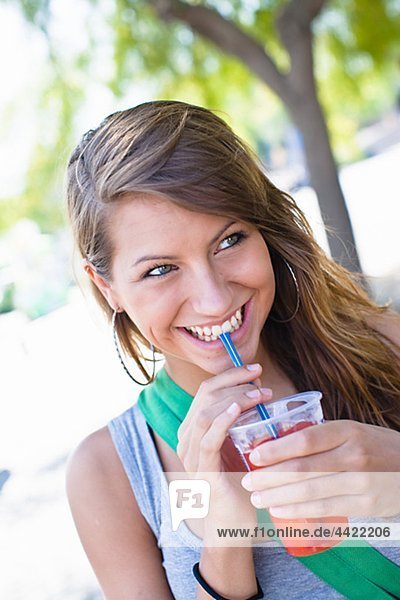Porträt von Teenagerin trinken aus Cup  Außenaufnahme