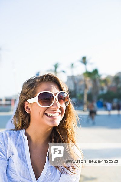 Portrait einer jungen Frau mit Sonnenbrille