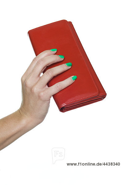 Nahaufnahme der Frauenhand mit roter Handtasche
