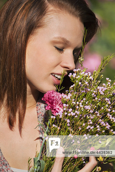 Junge Frau riecht Bouquet