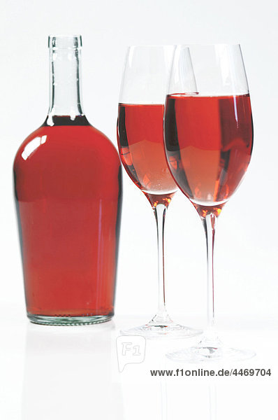 Gläser und Flasche Rosé