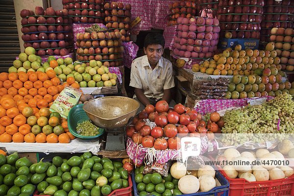 Indien  Karnataka  Mysore  Mann selling Früchte auf dem Markt Devaraja