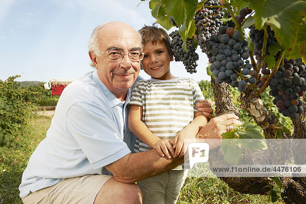 Großvater und Kind beim Betrachten der Trauben