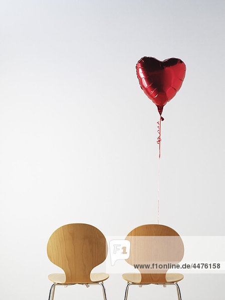 Bürostühle und Liebesballon