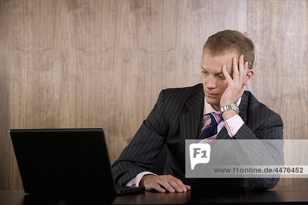 Mann Computer sehen Traurigkeit Business