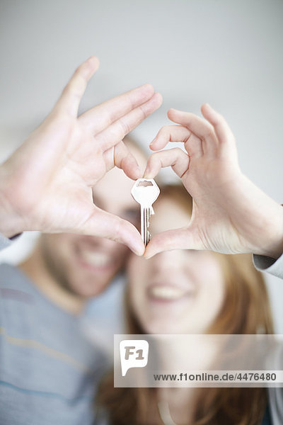 Ein glückliches Paar mit einem Schlüssel