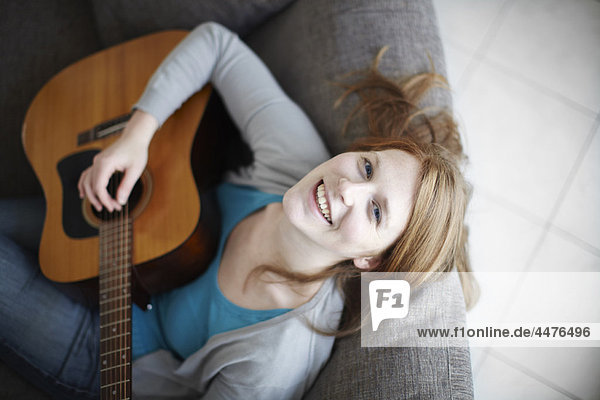 Fröhlichkeit  Couch  Gitarre  Mädchen  spielen
