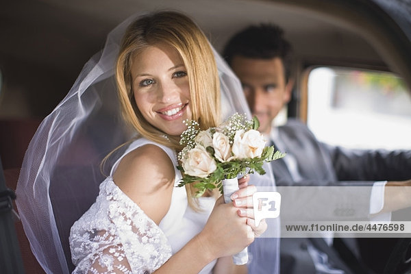 Brautpaar im Auto