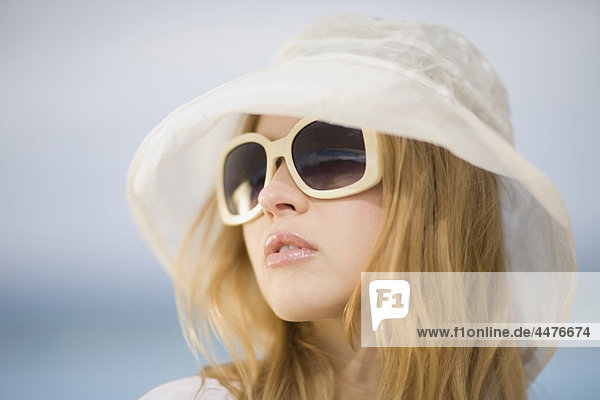 Frau mit Hut und Sonnenbrille