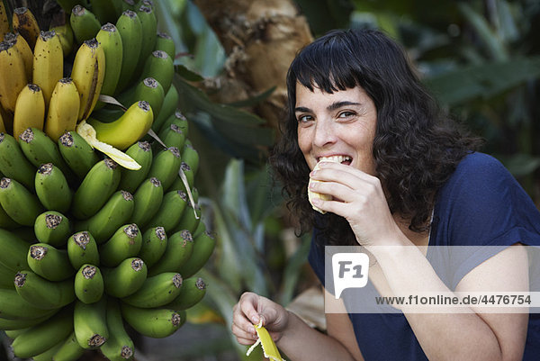 Frau isst frische Banane