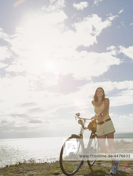 Frau mit Fahrrad