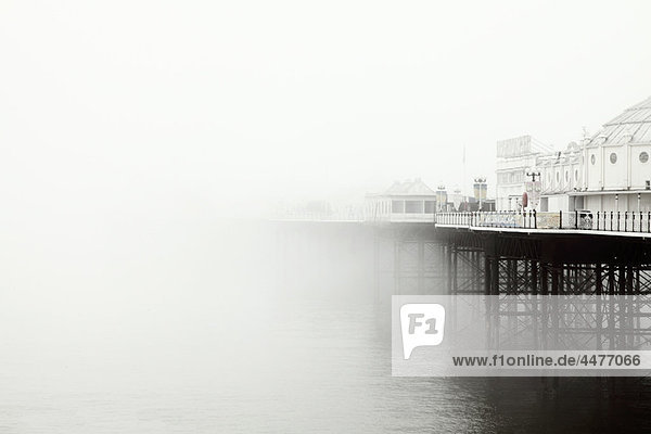 Brighton Pier im Nebel