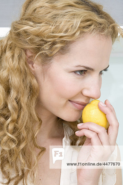 Frau riecht nach Zitrone