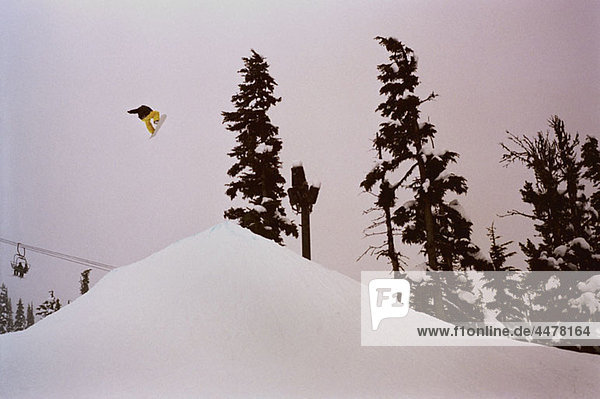 Ein Snowboarder in der Luft