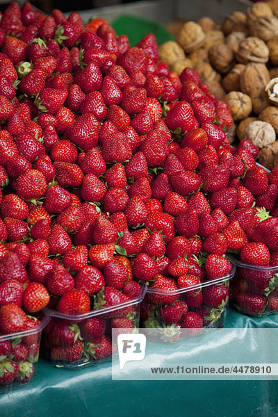 Erdbeeren auf einem Outdoor-Markt