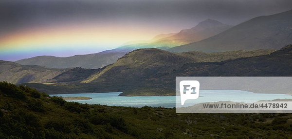 Blick auf einen Regenbogen über Berge und See  Torres del Paine Nationalpark  Chile