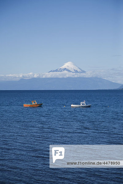 Blick auf den Llanquihue-See und den Vulkan Osorno  Puerto Varas  Chile