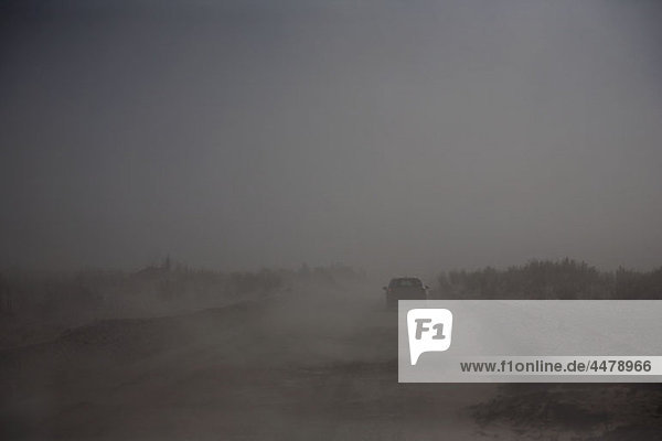 Ein Auto durch Nebel in der Atacama-Wüste  Chile