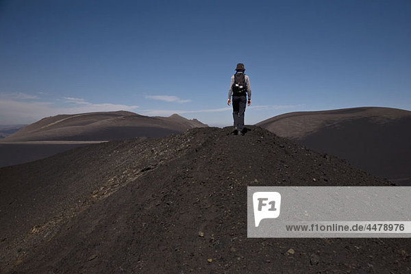 Rückansicht einer Frau beim Wandern über den Vulkan Lonquimay  Chile