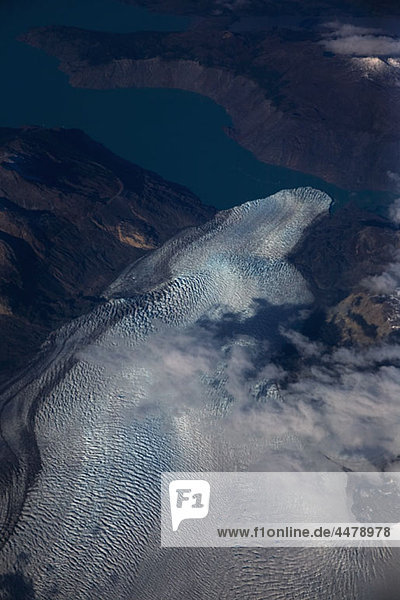 Luftaufnahme von Seen  Gletschern und Bergen  Torres del Paine Nationalpark  Chile