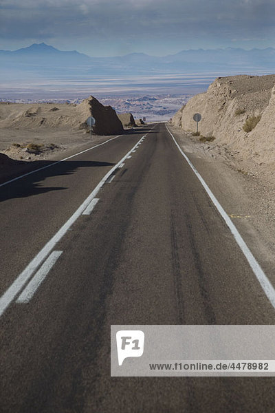 Eine Autobahn in der Atacama-Wüste  Chile