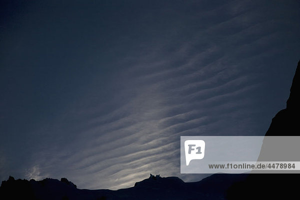 Detail der Berge in Silhouette und Wolken am Himmel  Torres del Paine Nationalpark  Chile