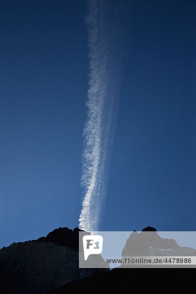 Detail der Berge in Silhouette und Wolken am Himmel  Torres del Paine Nationalpark  Chile