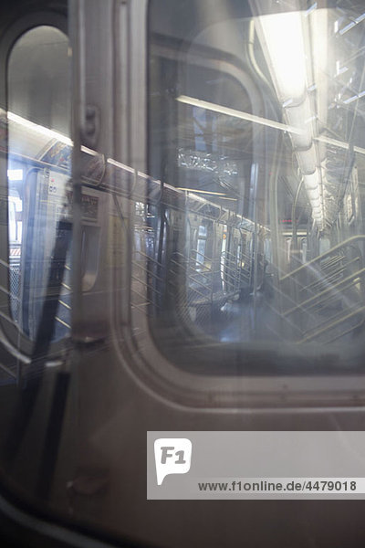 Blick durch das Fenster eines U-Bahn-Wagens