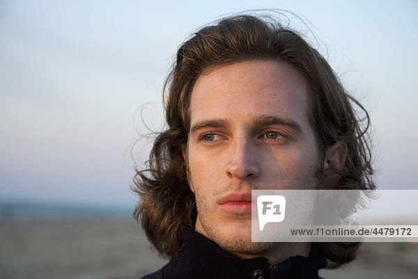 Ein junger Mann am Strand  Portrait