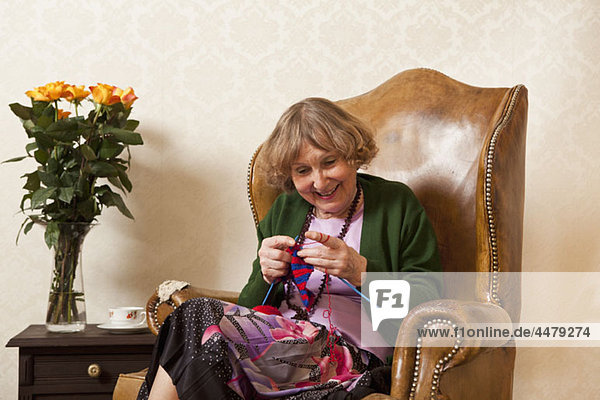 Eine ältere Frau genießt das Stricken