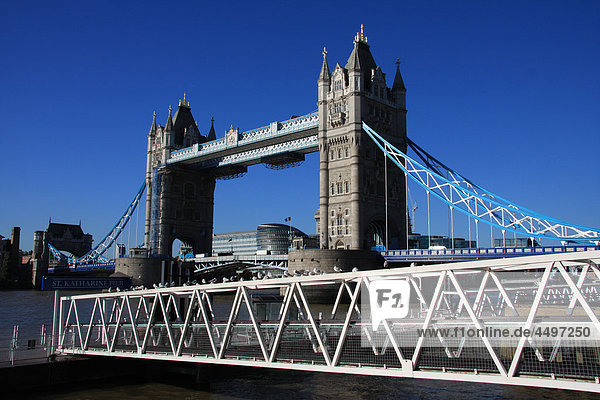 Großbritannien  England  UK  Großbritannien  London  Reisen  Tourismus  Tower Bridge  Landmark  Brücke  Thames  Fluss  Flow