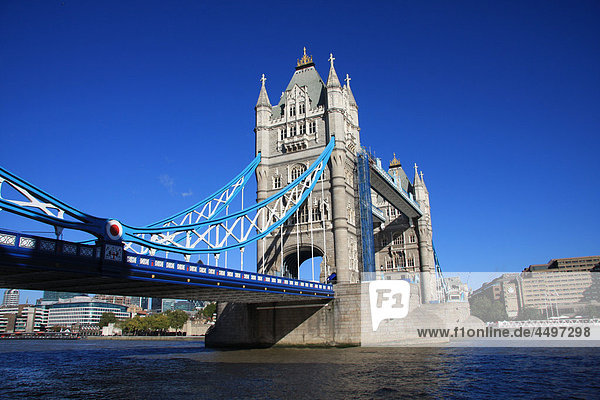 Großbritannien  England  UK  Großbritannien  London  Reisen  Tourismus  Brücke  Landmark  Tower Bridge  Thames  Fluss  Flow
