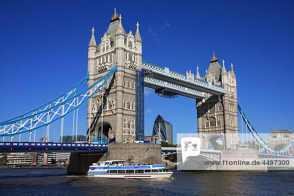 Großbritannien  England  UK  Großbritannien  London  Reisen  Tourismus  Brücke  Landmark  Tower Bridge  Thames  Fluss  Flow  Boot