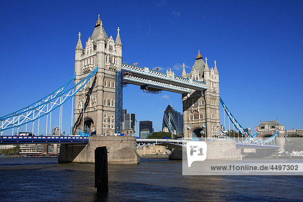 Großbritannien  England  UK  Großbritannien  London  Reisen  Tourismus  Brücke  Landmark  Tower Bridge  Thames  Fluss  Flow