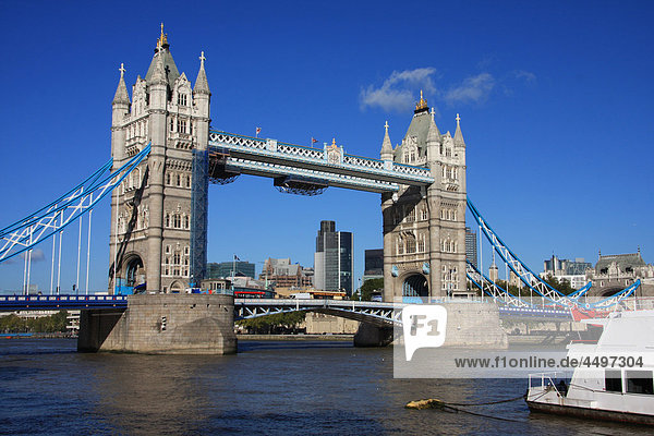 Großbritannien  England  UK  Großbritannien  London  Reisen  Tourismus  Brücke  Landmark  Tower Bridge  Thames  Fluss  Flow  Boot