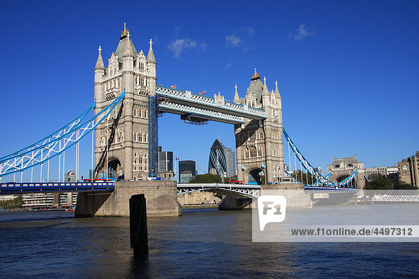 Großbritannien  England  UK  Großbritannien  London  Reisen  Tourismus  Brücke  Landmark  Tower Bridge  Thames River  Fluss  Boot  Swiss Re  Gurke