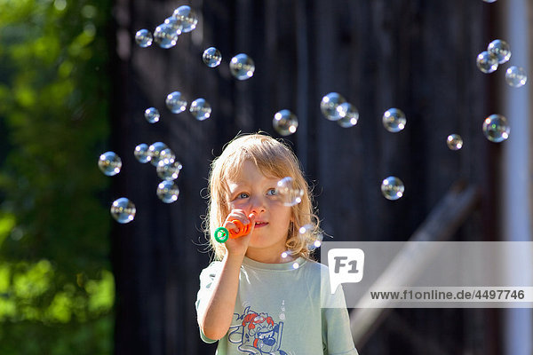 blond  Blasen  Blasen  Boy  Blasen  Kind  Kindheit  konzentrierte  enge  cute  Spaß  Garten  Kid  Haar  flüssig  suchen  outdoor  Außenaufnahme  spielen  Seife  Sommer  Spielzeug