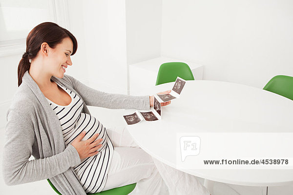Schwangere Frau mit Baby-Scan