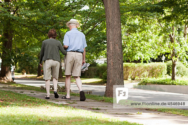 Seniorenpaar zu Fuß in der Nachbarschaft