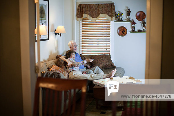 Seniorenpaar beim Fernsehen zu Hause
