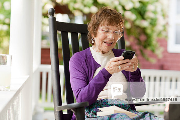 Senior Frau mit Handy