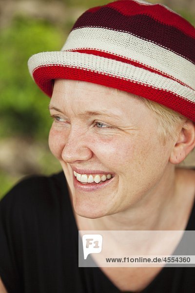 Happy Frau trägt Hut lächelnd