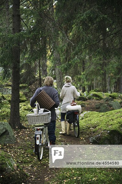 Young couple going for picnic with bicyckles
