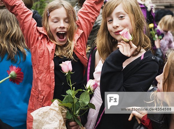 Gruppe von Mädchen mit Blumen
