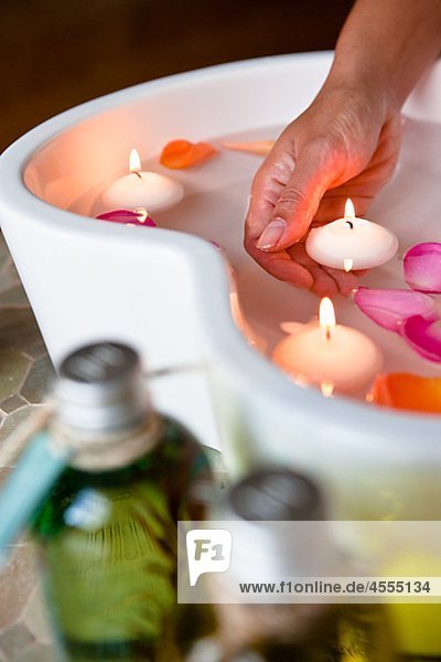 Spa-Behandlung mit Teelichter  Rosenblüten und Massage-Öle
