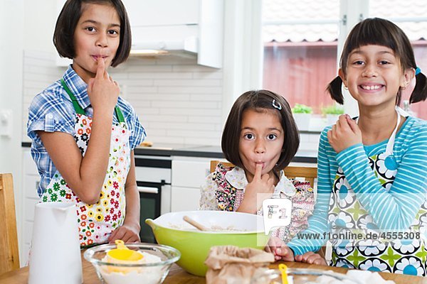 Portrait von drei Mädchen in Küche Backen